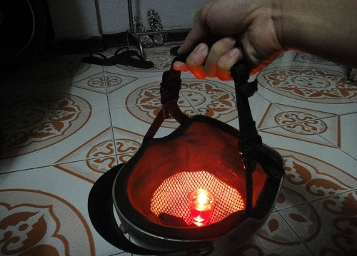 Chiếc nón bảo hiểm trở thành dụng cụ rước đèn đêm Trung thu. 12-mau-long-den-trung-thu-chat-nhat-viet-nam-1