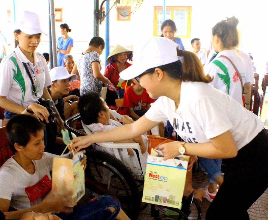  Những suất quà ấm áp nghĩa tình được các bạn sinh viên trao tận tay cho các em nhỏ trong ngày Tết Trung thu.