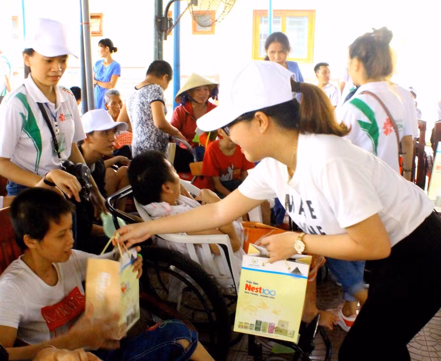  Những suất quà ấm áp nghĩa tình được các bạn sinh viên trao tận tay cho các em nhỏ trong ngày Tết Trung thu.