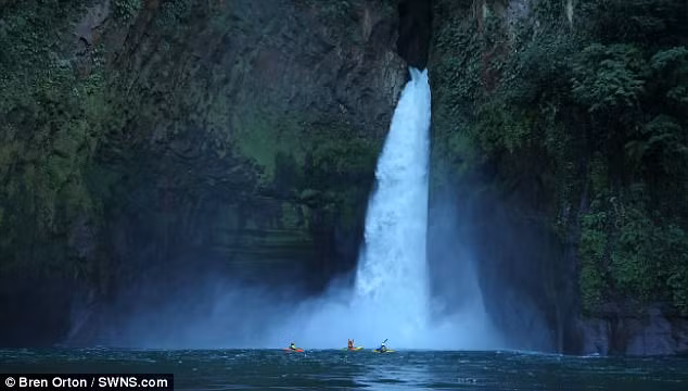 Lao xuồng xuống thác nước cao 40m để lập kỷ lục 