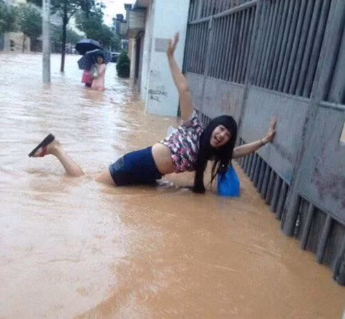 Tạo dáng trong mọi hoàn cảnh.