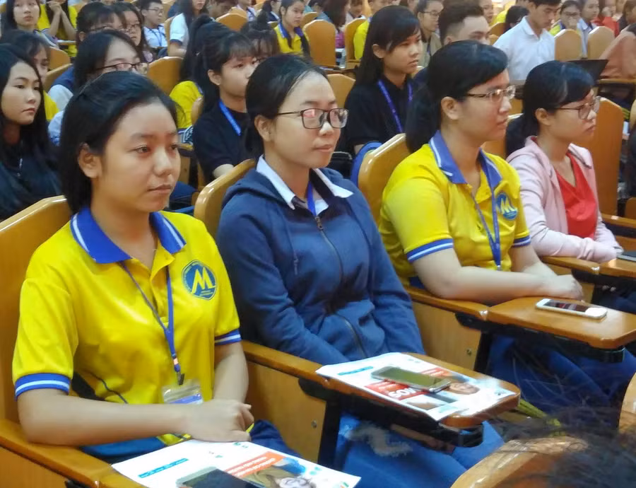 Đông đảo sinh viên tham dự lễ phát động cuộc thi