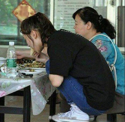 Em ngồi thế này ăn mới ngon miệng.