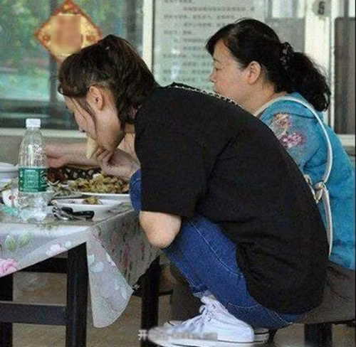 Em ngồi thế này ăn mới ngon miệng.