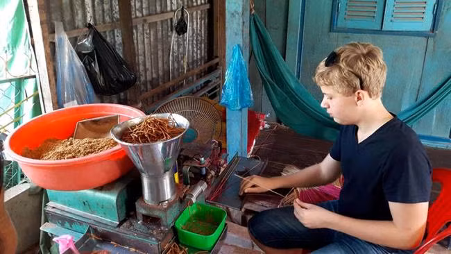 Làng hương nhang tất bật vào vụ Tết