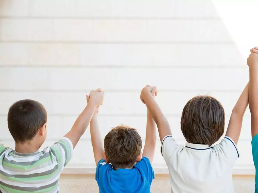 Phần lớn cách con cái chúng ta nhìn nhận thế giới đều được học từ cách cha mẹ cư xử với những người và những sự việc trong cuộc sống thường ngày. (Ảnh: ITN).