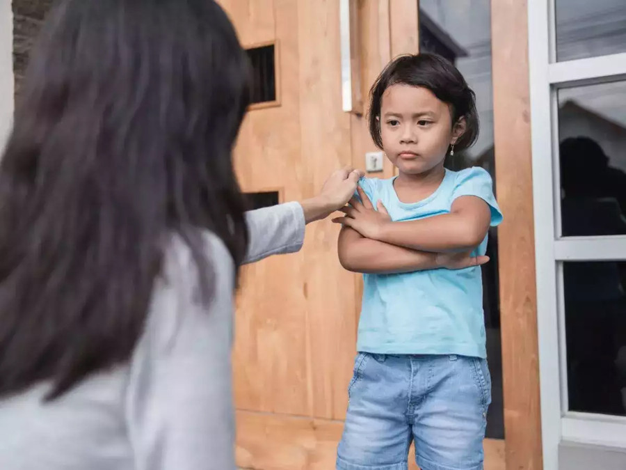 Bản năng tự nhiên khiến trẻ suy nghĩ và hành động ích kỷ nên cha mẹ cần điều chỉnh những hành vi này sớm và nhất quán. (Ảnh: ITN).