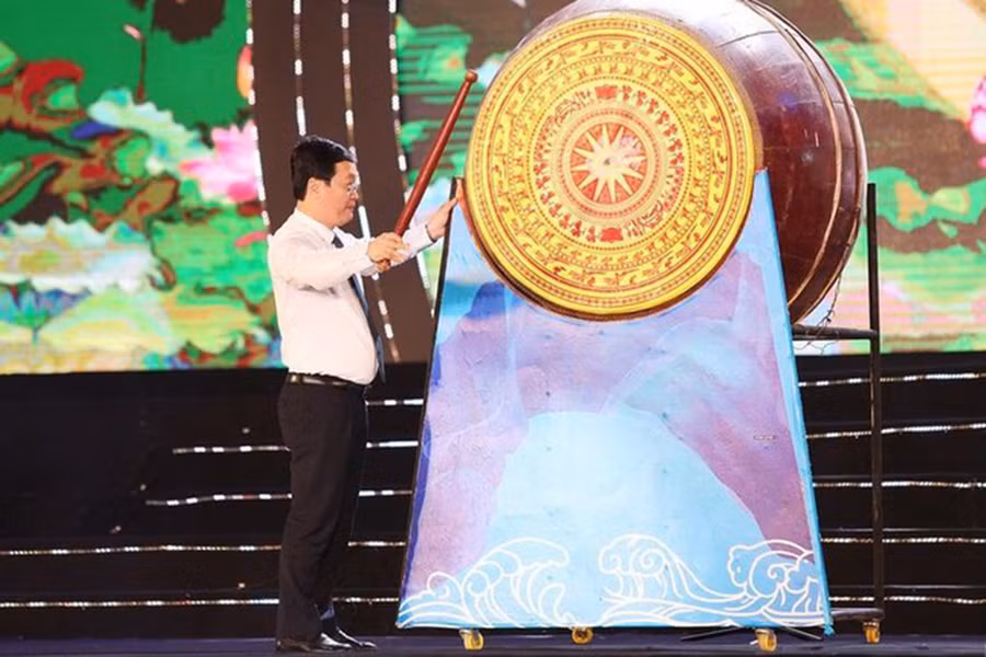 Chủ tịch UBND tỉnh Nghệ An Nguyễn Đức Trung đánh trống khai mạc lễ hội.