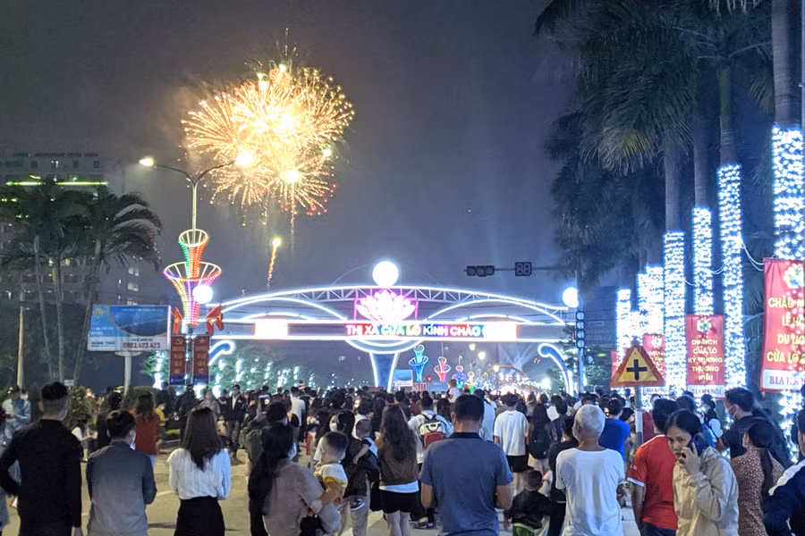 Hàng vạn người dân đổ về biển Cửa Lò để xem bắn pháo hoa.