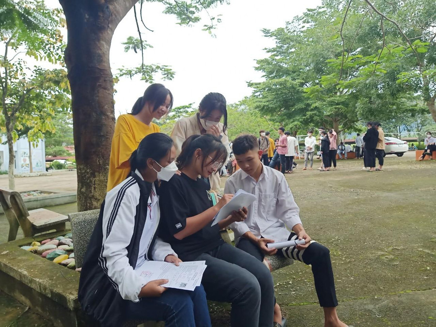 Thí sinh Điểm thi THPT Mường Than tham khảo kết quả thi.