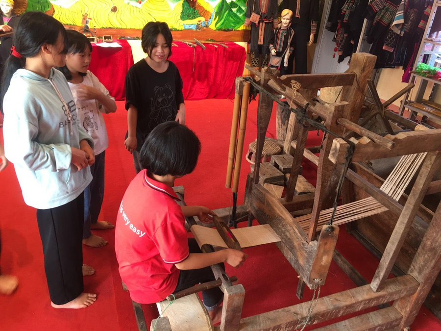 Trải nghiệm dệt may vải thổ cẩm.