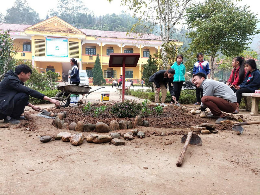 Thầy trò cùng tạo dựng khuôn viên nhà trường.
