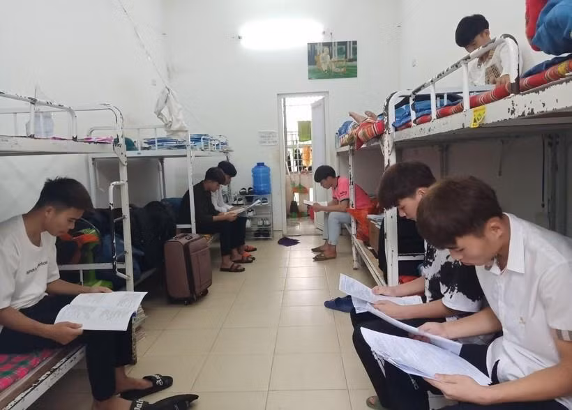 Thí sinh tranh thủ ôn bài trước giờ thi.