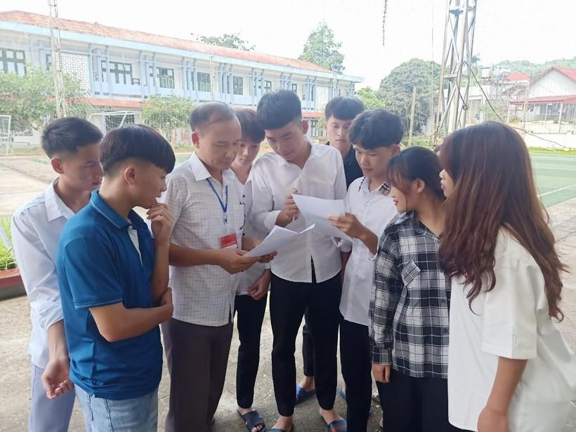 Thí sinh trường DTNT THPT huyện Than Uyên trao đổi kết quả làm bài thi với giáo viên nhà trường. Thí sinh trường DTNT THPT huyện Than Uyên trao đổi kết quả làm bài thi với giáo viên nhà trường.