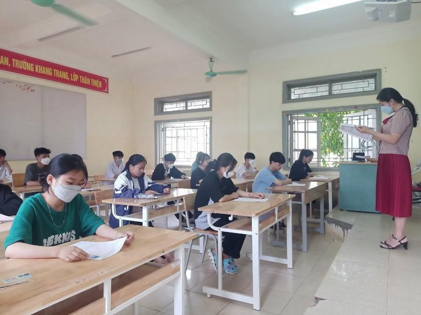 Thí sinh làm thủ tục đăng ký dự thi tại Điểm thi trường THPT Than Uyên.