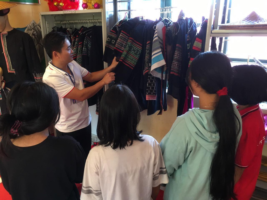 Tham quan không gian trang phục đồng bào Mông.