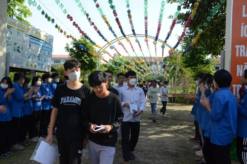 Thí sinh Điểm thi trường THPT Than Uyên ra về sau khi kết thúc môn thi Toán. Thí sinh Điểm thi trường THPT Than Uyên ra về sau khi kết thúc môn thi Toán.