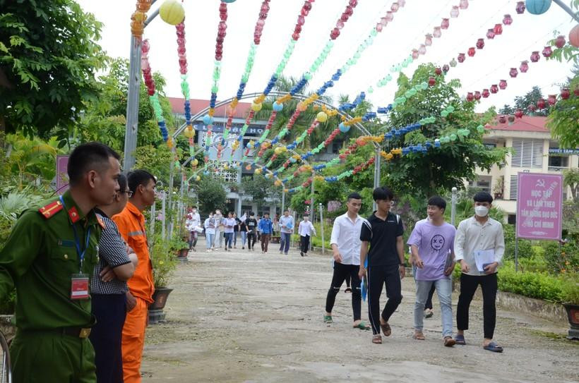 Thí sinh ở Điểm thi Trường THPT Than Uyên kết thúc bài thi tổ hợp.