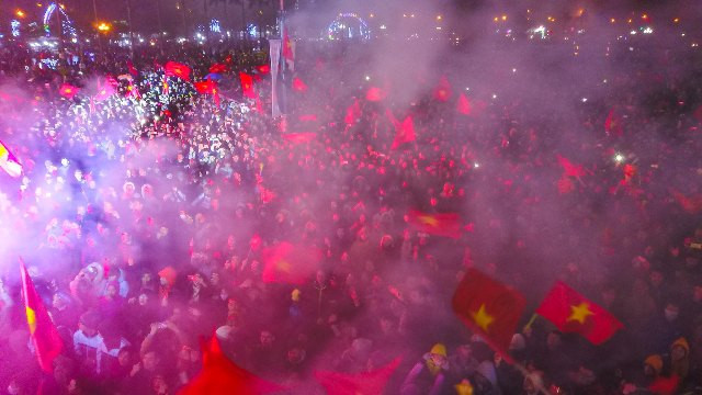 Những người hâm mộ chào đón nồng nhiệt các cầu thủ U23 về nước sau khi đạt á quân AFC cup 2018