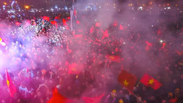 Những người hâm mộ chào đón nồng nhiệt các cầu thủ U23 về nước sau khi đạt á quân AFC cup 2018