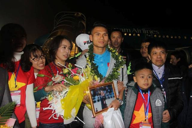 Cầu thủ Xuân Mạnh bên gia đình, em được mọi người nhận xét là cậu bé nhanh nhẹn, hiền lành và lễ phép