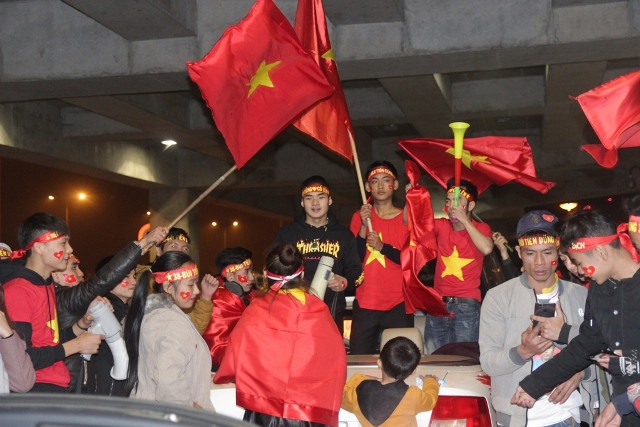 Reo hò, đánh trống trong lúc chờ máy bay hạ cánh