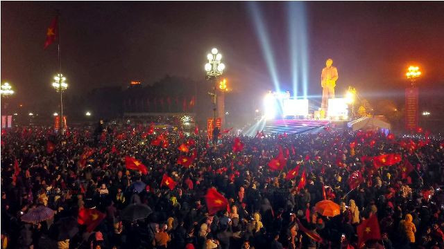 Quảng trường Hồ Chí Minh chật kín người hâm mộ