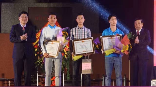 3 cầu thủ nhận phần thưởng của UBND tỉnh Nghệ An