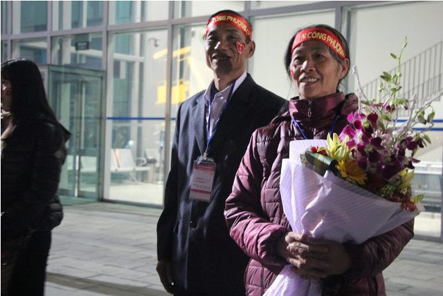 Bố mẹ Công Phượng mua hoa đón con trai