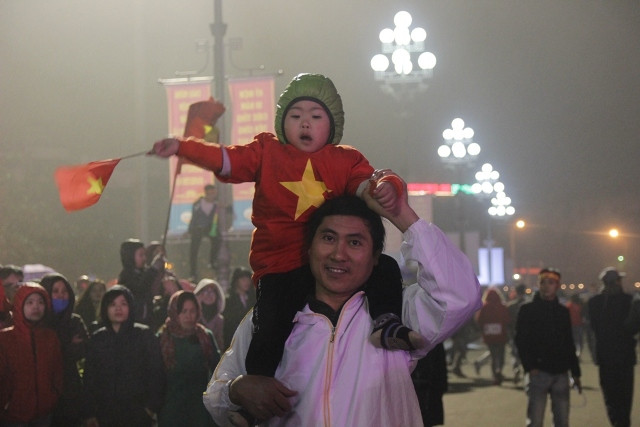 Trời mưa rét nhưng người hâm mộ vẫn nán lại quảng trường cho đến khi các cầu thủ ra về