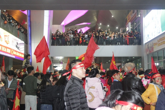 Hàng nghìn cổ động viên tập trung tại sân bay Vinh chờ đón các cầu thủ U23 xứ Nghệ