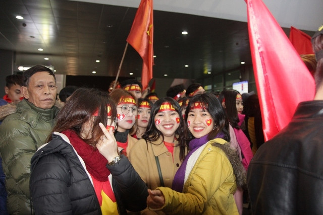 Với trang phục, stick dán cờ đỏ sao vàng