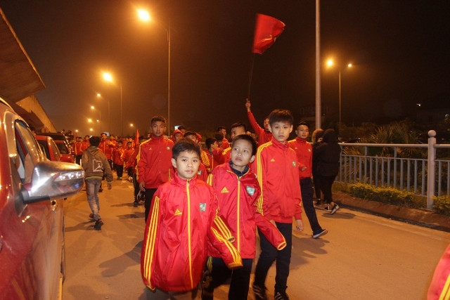 Các em thuộc lò đào tạo Sông lam Nghệ An cũng có mặt để đón đàn anh trở về