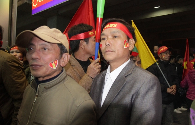 Ánh mắt trông đợi của bố Xuân Mạnh (ảnh trái)