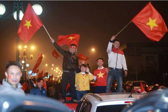 Các cổ động viên vẫn đi diễu hành