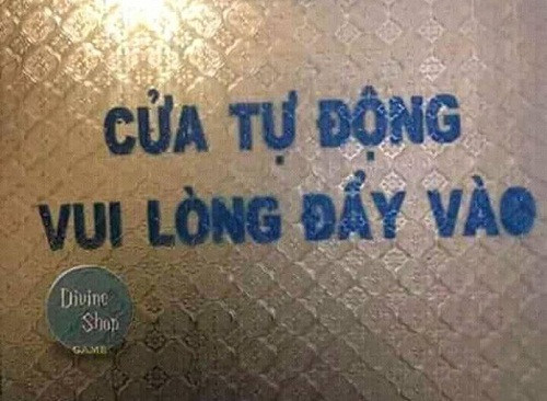 Cửa tự động vận hành bằng động cơ tay.