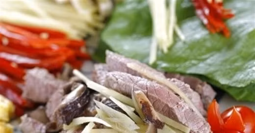 Thịt trâu cuộn cải xanh, chấm hỗn hợp xì dầu-mù tạt sẽ tạo nên hương vị khó quên cho thực đơn ngày cuối tuần.