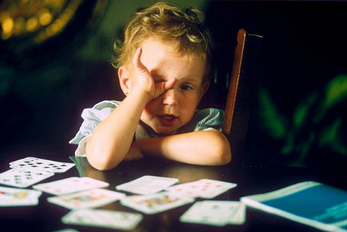 BéGeorgina Harrison bị dị tật tương tự người bố do bà nội em dùngThalidomide. Ảnh: REX.