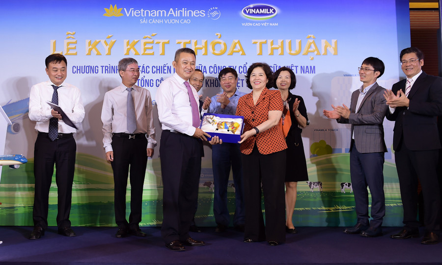 Lãnh đạo hai đơn vị tặng quà lưu niệm đặc trưng cho đơn vị đối tác. (Ảnh: Lý Võ Phú Hưng) Lãnh đạo hai đơn vị tặng quà lưu niệm đặc trưng cho đơn vị đối tác. (Ảnh: Lý Võ Phú Hưng)