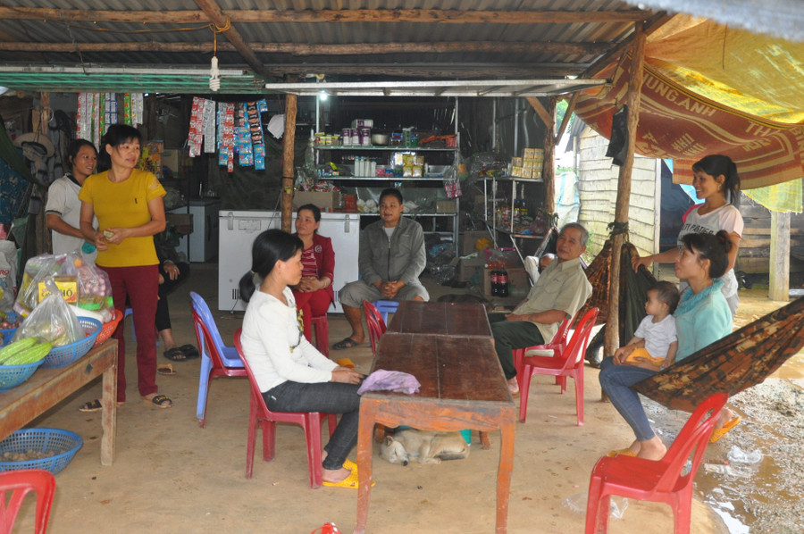 Các hộ dân sinh sống ở khu vực bị sạt lở đang phải tá túc nhờ nhà người thân cả tuần nay