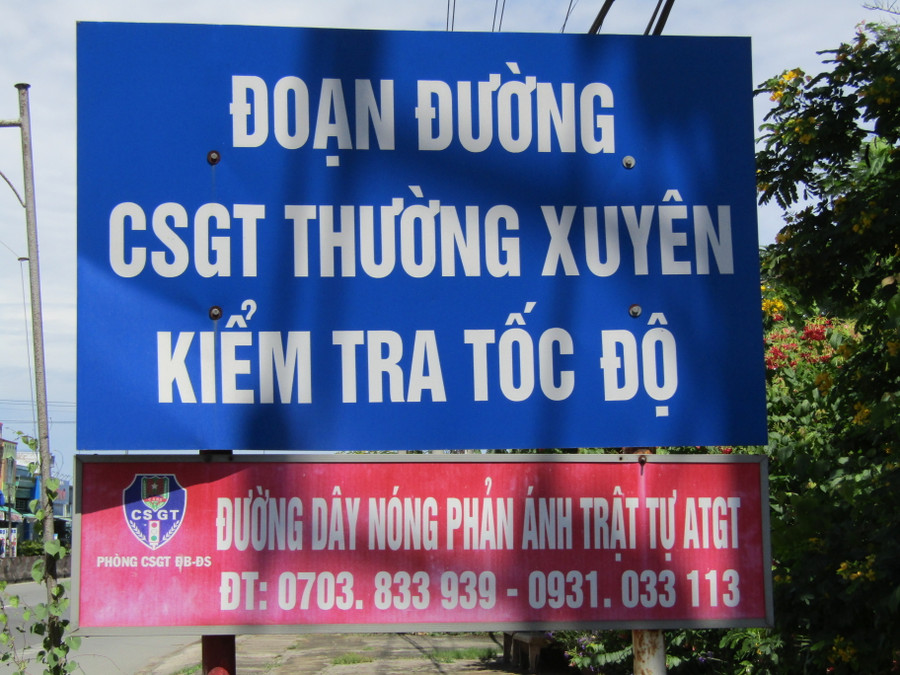 Tấm biển cảnh báo an toàn giao thông trên Quốc lộ 1, đoạn qua xã Tân Phú (huyện Tam Bình, Vĩnh Long) vẫn dùng đầu số điện thoại cũ