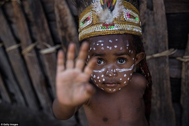 Hủ tục cắt ngón tay man rợ của bộ tộc Dani ở Indonesia ảnh 6 Hủ tục cắt ngón tay man rợ của bộ tộc Dani ở Indonesia - Hình 6