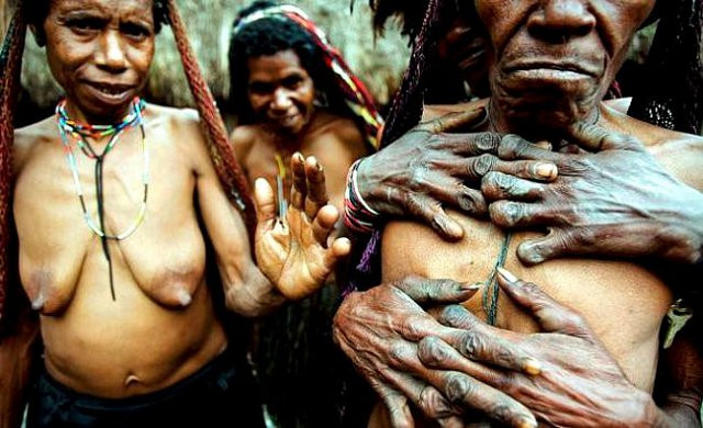Hủ tục cắt ngón tay man rợ của bộ tộc Dani ở Indonesia ảnh 2 Hủ tục cắt ngón tay man rợ của bộ tộc Dani ở Indonesia - Hình 2