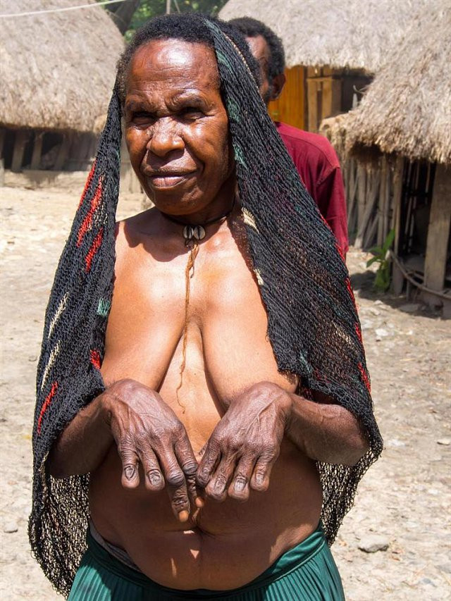 Hủ tục cắt ngón tay man rợ của bộ tộc Dani ở Indonesia ảnh 5 Hủ tục cắt ngón tay man rợ của bộ tộc Dani ở Indonesia - Hình 5