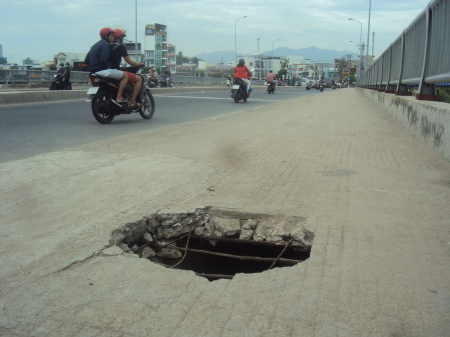 Vết thủng khá rộng trên hành lang cầu