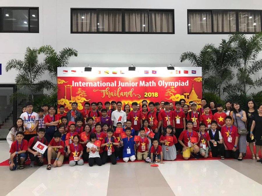 Phạm Linh Khoa (áo kẻ trắng – tím bên trái) chụp ảnh lưu niệm cùng đoàn thí sinh Việt Nam tham dự cuộc thi IJMO tại Thái Lan.