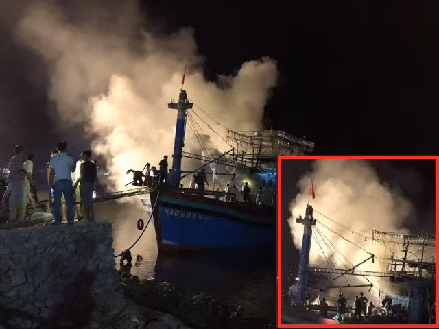Tàu cá hơn 10 tỷ bốc cháy trong đêm ở Nghệ An