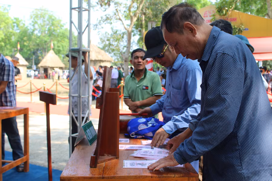 Trong khuôn khổ Lễ hội đền thờ Lê Hoàn, người dân địa phương cũng tham dự các trò chơi dân gian, dựng hội trại. Đây là dịp để người dân hướng về cội nguồn, tri ân công đức của anh hùng dân tộc Hoàng đế Lê Đại Hành. Trong ảnh, người dân và du khách đang chơi trò bài điếm. Ảnh: LT.