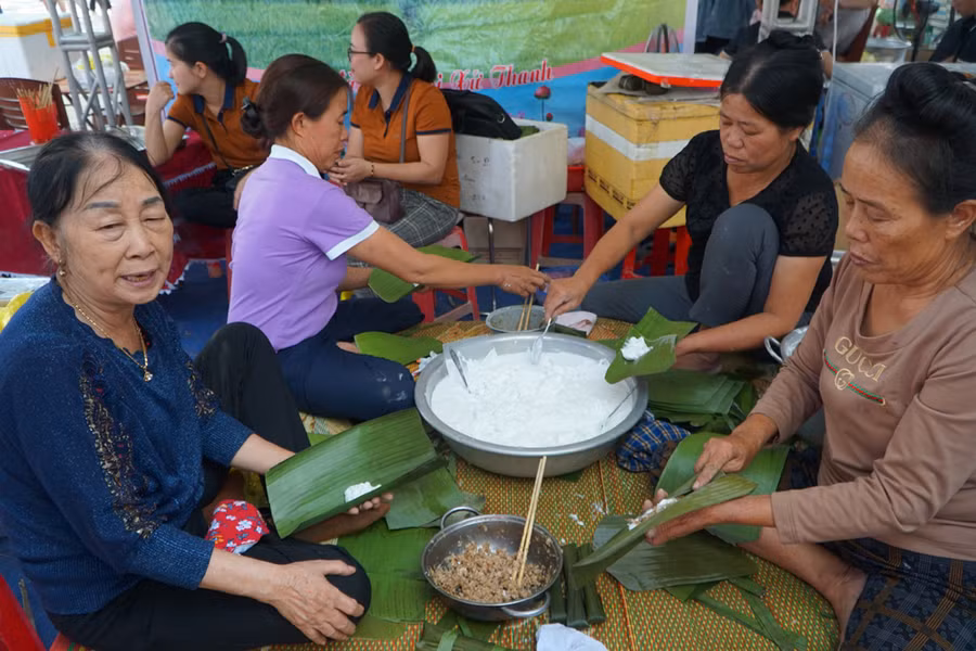 Trong khuôn khổ lễ hội, người dân Thọ Xuân cũng tổ chức gói bánh răng bừa. Đây là đặc sản dân dã tiến vua nức tiếng xứ Thanh một thời. Từ xa xưa, người dân nơi đây đã chắt lọc những hạt gạo thơm ngon nhất để làm nên những chiếc bánh răng bừa dâng vua. Ảnh: LT.