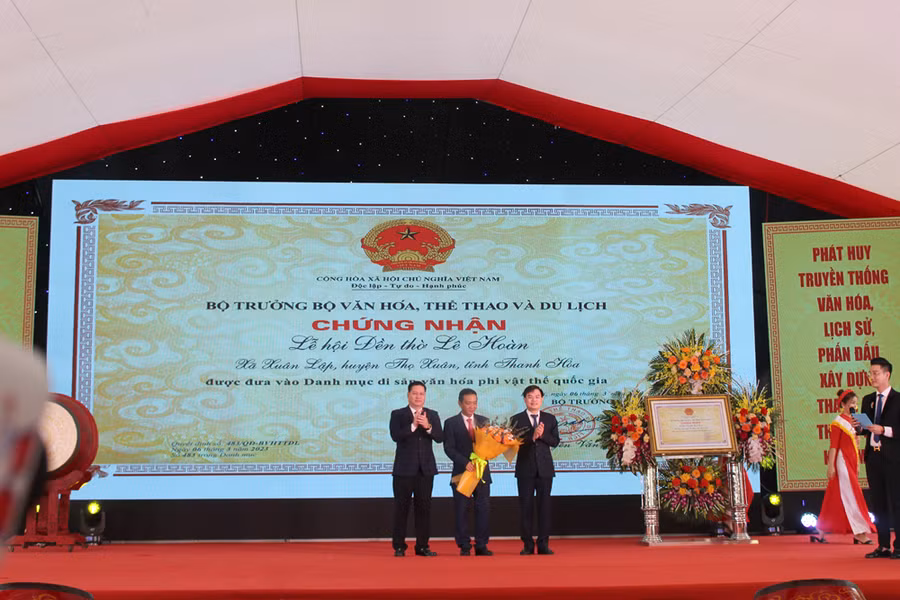 Ngày 27/4, tại Khu di tích quốc gia đặc biệt Đền thờ Lê Hoàn (huyện Thọ Xuân, Thanh Hóa) đã diễn ra Lễ hội đền thờ Lê Hoàn 2023. Sự kiện nhằm kỷ niệm nhằm kỷ niệm 1018 năm ngày mất của anh hùng dân tộc Hoàng đế Lê Đại Hành và đón nhận Di sản văn hóa phi vật thể quốc gia. Ảnh: LT.